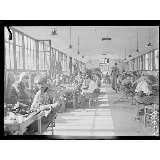 Maison Blanche (Seine-et-Oise). Ecole de rééducation des mutilés. Atelier de cordonnerie. [légende d'origine]