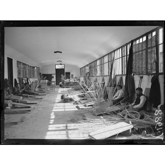 Maison Blanche (Seine-et-Oise). Ecole de rééducation des mutilés. Atelier de vannerie. [légende d'origine]