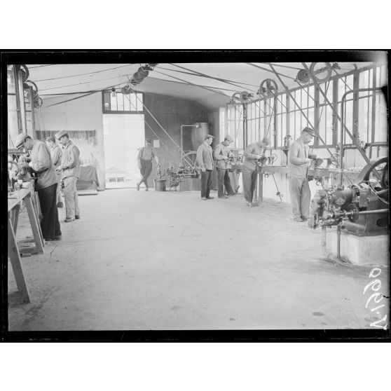 Maison Blanche (Seine-et-Oise). Ecole de rééducation des mutilés. Atelier de tourneurs sur bois. [légende d'origine]
