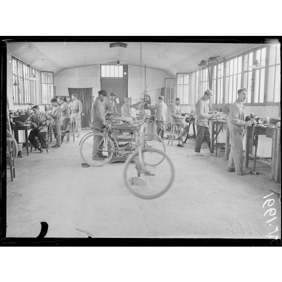 Maison Blanche (Seine-et-Oise). Ecole de rééducation des mutilés. Atelier de mécanique. [légende d'origine]