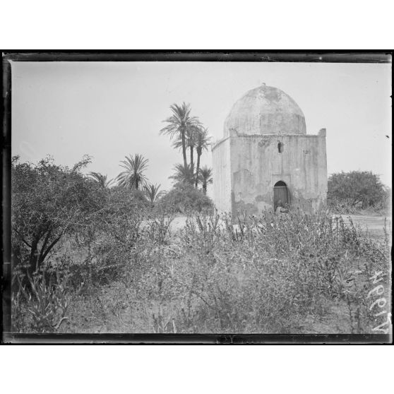 Maroc. Plaine de l'Oued Sebou. marabout de Dar-Bel-Hamri, au nord entre Rabat et Meknès, région des Béni-Hassen. [légende d'origine]