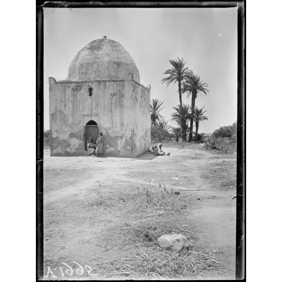 Maroc. Plaine de l'Oued Sebou. marabout de Dar-Bel-Hamri, au nord entre Rabat et Meknès, région des Béni-Hassen. [légende d'origine]