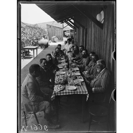 Maroc. Cercle de Sebou. Groupe des colons de la région des Béni-Hassen. [légende d'origine]
