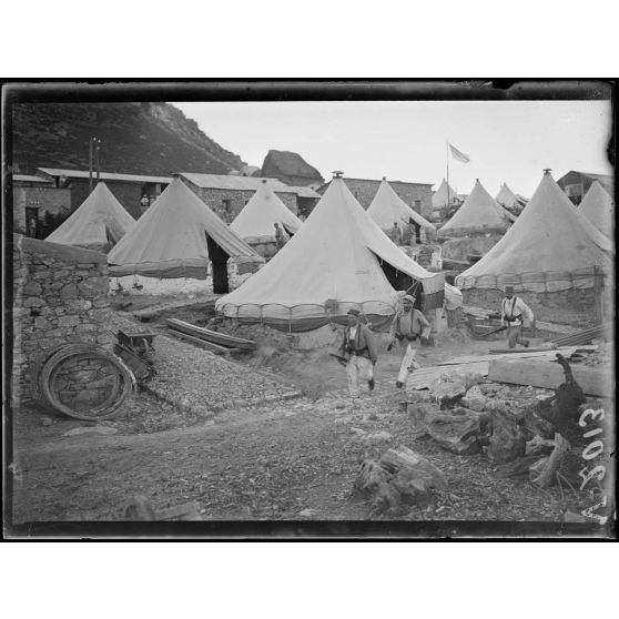 Plaine du Sébou. Le camp d'AÏn-Ouzif et la montagne. [légende d'origine]