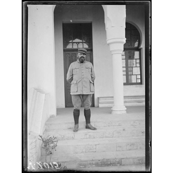 Mechra-Bel-Ksiri. Le commandant Jeangérard, commandant le Cercle du Sébou. [légende d'origine]