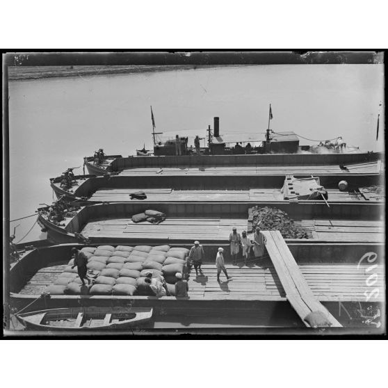 Ksiri. Chargement des chalands de blé sur le Sébou. [légende d'origine]