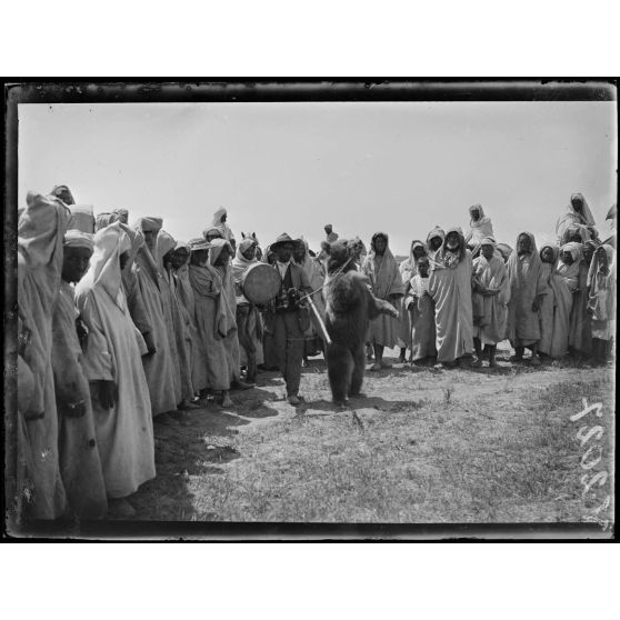 Maroc. Mechra-Bel-Ksiri. Les distraction, la danse des ours. [légende d'origine]