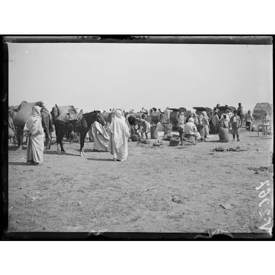 Mechra-Bel-Ksiri. Les indigènes viennent vendre leur blé à l'intendance. [légende d'origine]