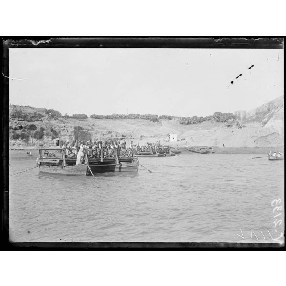 Azemmour (Maroc). Passage du lac par les troupes marocaines. Vue générale. [légende d'origine]