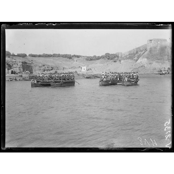 Azemmour (Maroc). Passage du lac par les troupes marocaines. [légende d'origine]