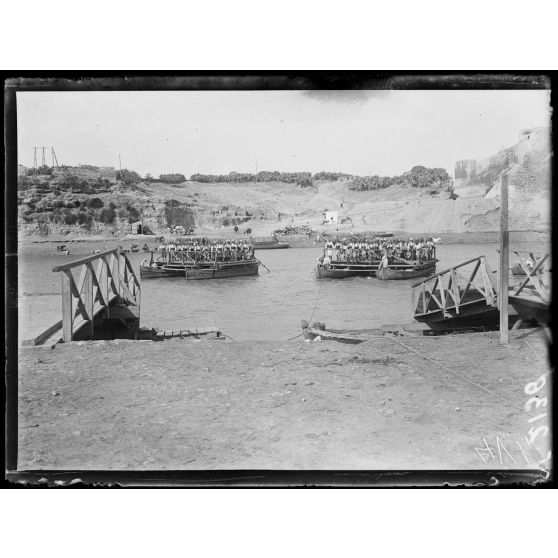 Azemmour (Maroc). Passage du lac par les troupes marocaines. [légende d'origine]