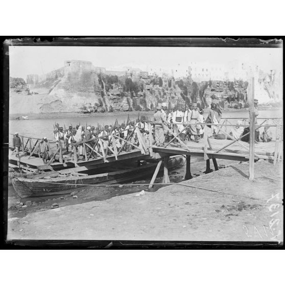 Azemmour (Maroc). Passage du lac par les troupes marocaines. [légende d'origine]