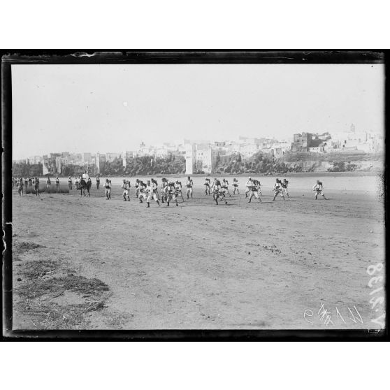 Azemmour (Maroc). Instruction et entraînement des troupes marocaines. [légende d'origine]
