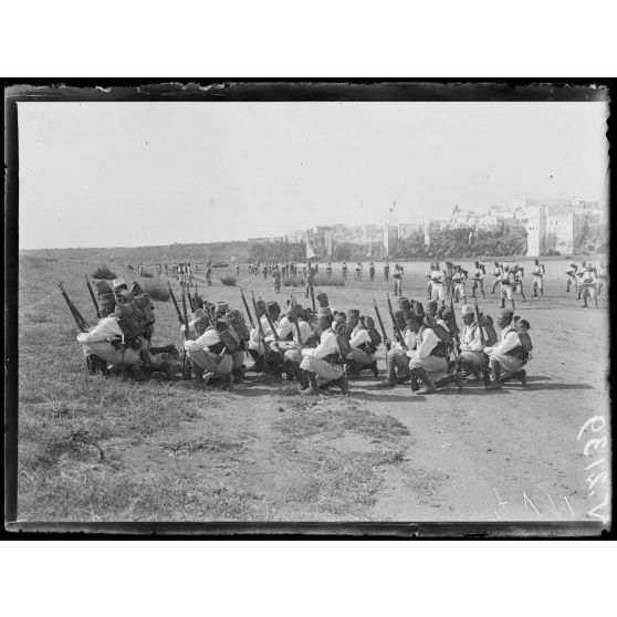 Azemmour (Maroc). Instruction et entraînement des troupes marocaines. [légende d'origine]