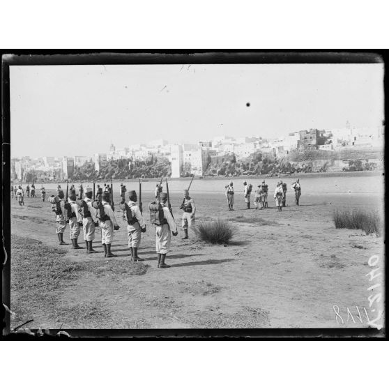 Azemmour (Maroc). Instruction et entraînement des troupes marocaines. [légende d'origine]