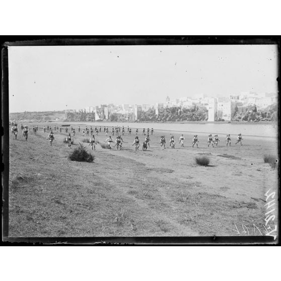 Azemmour (Maroc). Instruction et entraînement des troupes marocaines. [légende d'origine]