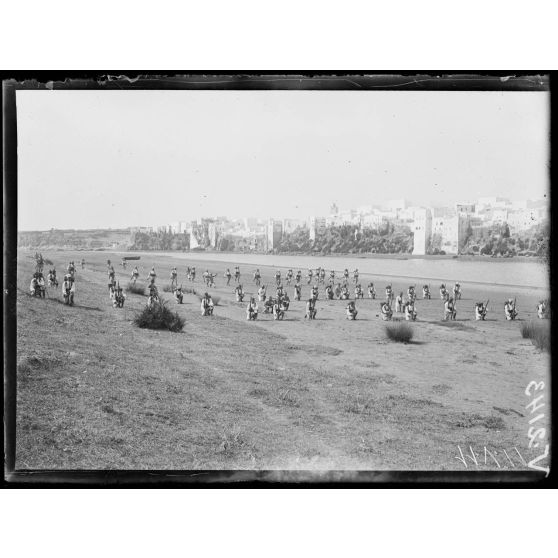 Azemmour (Maroc). Instruction et entraînement des troupes marocaines. [légende d'origine]