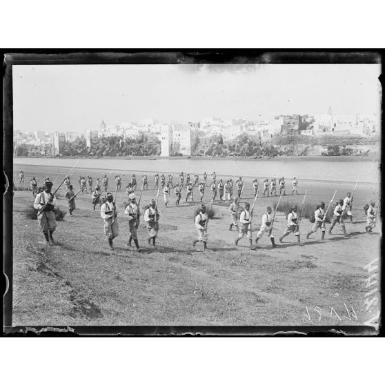 Azemmour (Maroc). Instruction et entraînement des troupes marocaines. [légende d'origine]