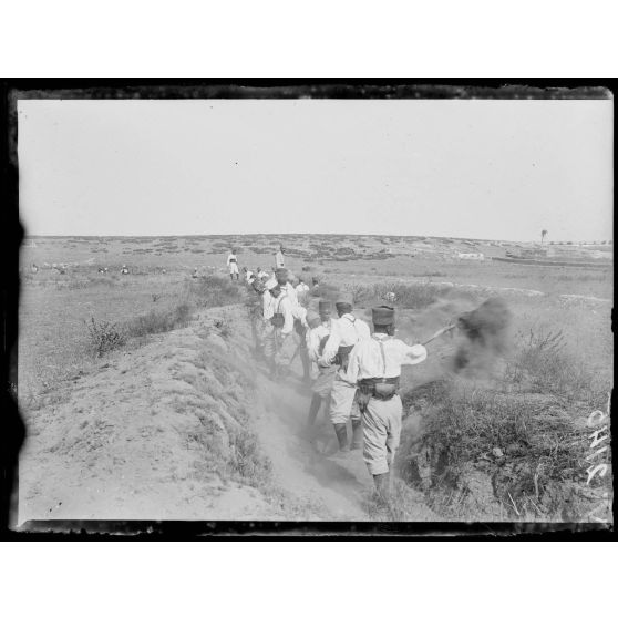 Près d'Azemmour, camp de Sidi-Ali. Travaux de tranchées. [légende d'origine]