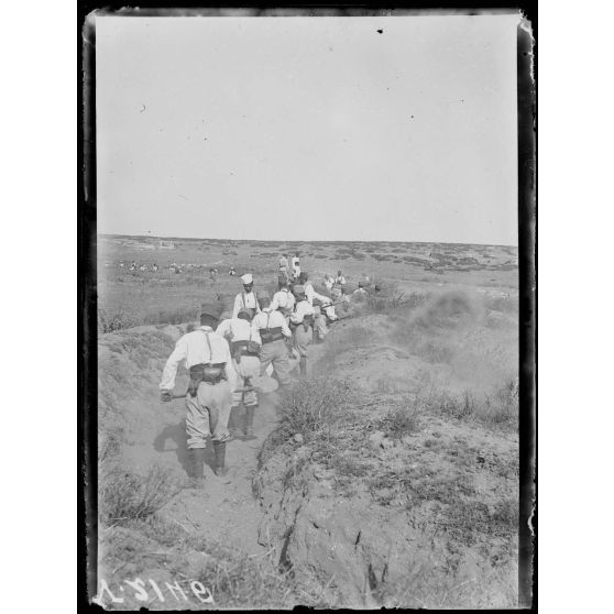 Près d'Azemmour, camp de Sidi-Ali. Travaux de tranchées. [légende d'origine]