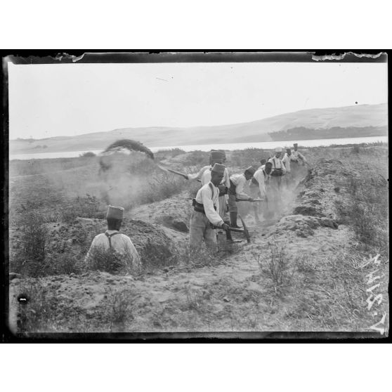 Près d'Azemmour, camp de Sidi-Ali. Travaux de tranchées. [légende d'origine]