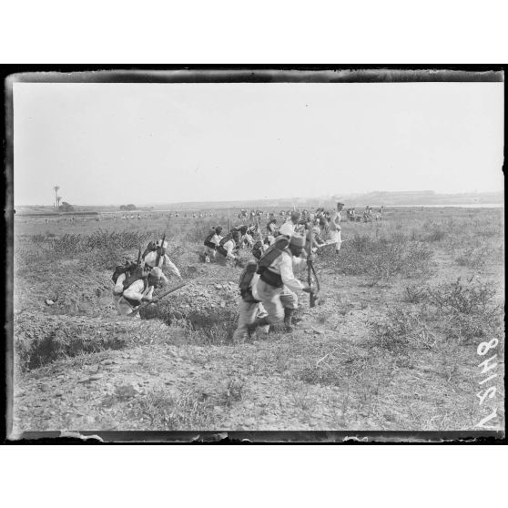 Près d'Azemmour. Camp de Sidi-Ali. Exercice de sortie des tranchées. [légende d'origine]