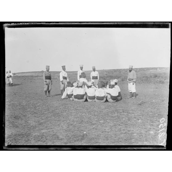 Près d'Azemmour. Camp de Sidi-Ali. Jeux des soldats marocains. [légende d'origine]