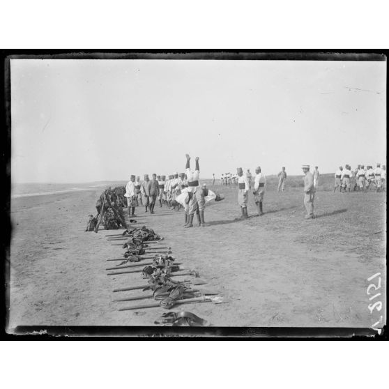 Près d'Azemmour. Camp de Sidi-Ali. Sports divers des soldats marocains. [légende d'origine]