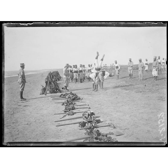 Près d'Azemmour. Camp de Sidi-Ali. Sports divers des soldats marocains. [légende d'origine]