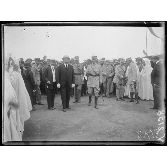 Foire de Rabat. Arrivée du général Lyautey. [légende d'origine]