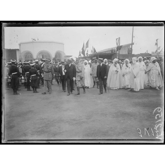 Foire de Rabat. Arrivée du général Lyautey. [légende d'origine]