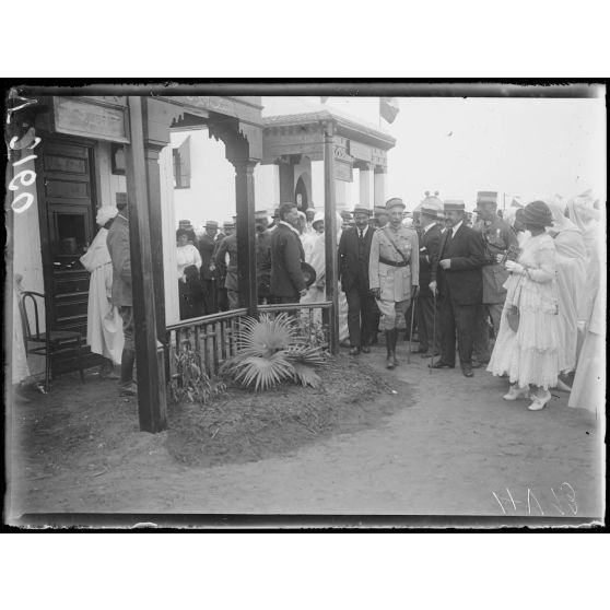 Foire de Rabat. Le général Lyautey devant la Régie des Tabacs. [légende d'origine]