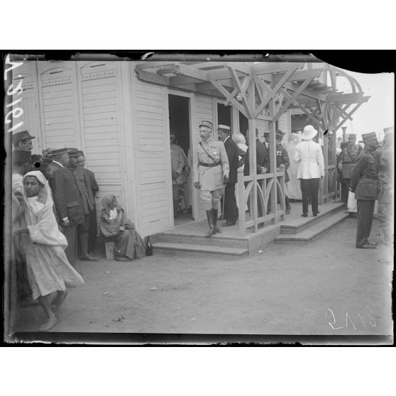 Foire de Rabat. Le général Lyautey devant un stand. [légende d'origine]