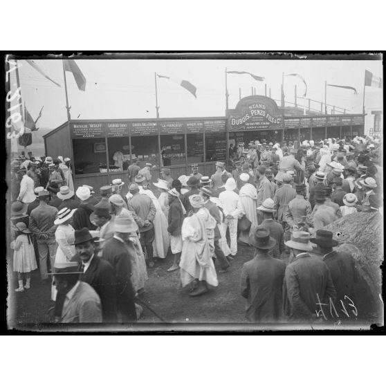 Foire de Rabat. Le général Lyautey devant un stand d'importations. [légende d'origine]