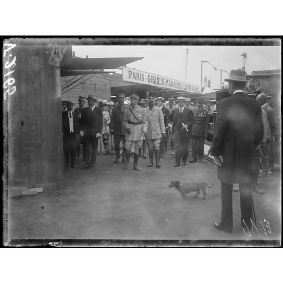 Foire de Rabat. Le général Lyautey devant le stand des Magasins du Louvre. [légende d'origine]