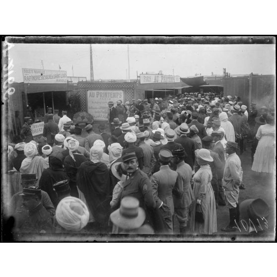 Foire de Rabat. Le général Lyautey au stand du Printemps. [légende d'origine]