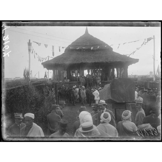 Foire de Rabat. Le général Lyautey au pavillon des Eaux et Ponts. [légende d'origine]