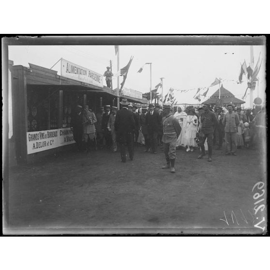 Foire de Rabat. Le général Lyautey devant le stand de l'alimentation. [légende d'origine]