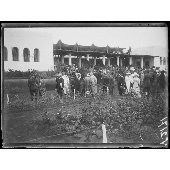 Foire de Rabat. Le général Lyautey au pavillon de l'agriculture. [légende d'origine]