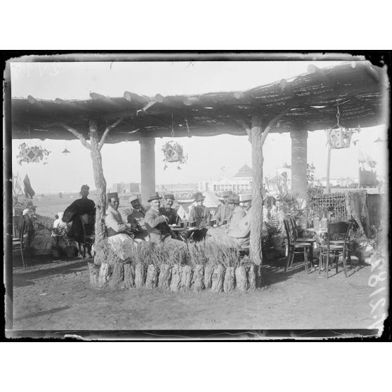 Maroc. Foire de Rabat. Le restaurant. [légende d'origine]