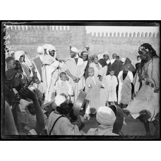 Rabat. Fête de l'Achoura, premier de l'An arabe. Les dompteurs. [légende d'origine]