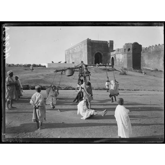 Rabat. Fête de l'Achoura, premier de l'An arabe. Les jeux. [légende d'origine]