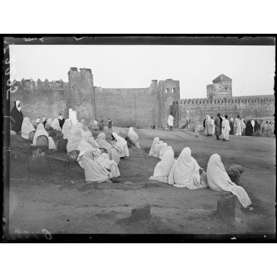 Rabat. Fête de l'Achoura, premier de l'An arabe. Femmes arabes regardant la fête. [légende d'origine]