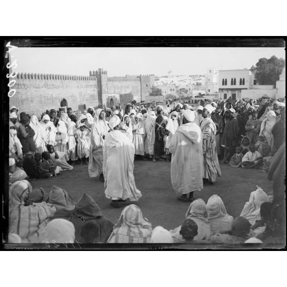 Rabat. Fête de l'Achoura, premier de l'An arabe. Chanteurs et musiciens. [légende d'origine]