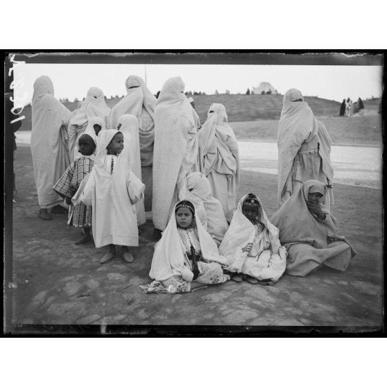 Rabat. Fête de l'Achoura, premier de l'An arabe. Groupe de mauresques et d'enfants. [légende d'origine]