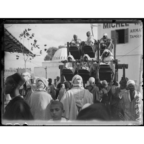 Rabat. Fête de l'Achoura, premier de l'An arabe. Jeux et manèges. [légende d'origine]