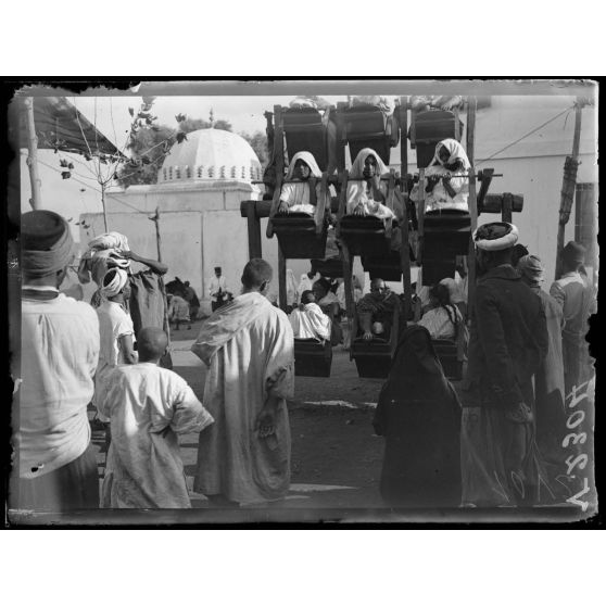 Rabat. Fête de l'Achoura, premier de l'An arabe. Jeux et manèges. [légende d'origine]