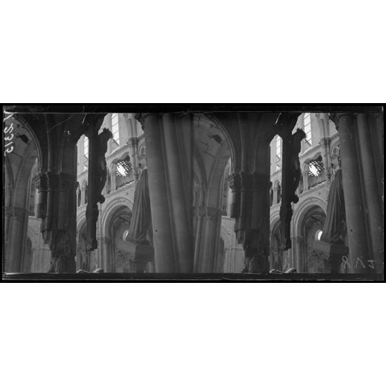 Reims, intérieur de l'église Saint-André, le bas-côté. [légende d'origine]