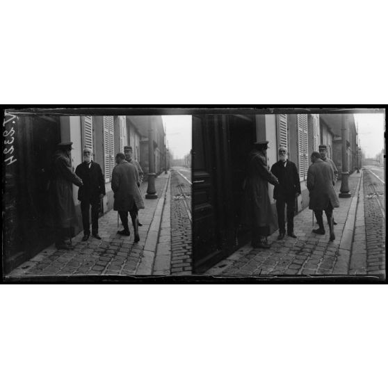 Reims, M. Paul Scott, directeur du Chicago News à Paris, sortant de chez M. le docteur Langlet, maire de Reims, après lui avoir offert le parrainage de l'Amérique pour la ville de Reims. [légende d'origine]