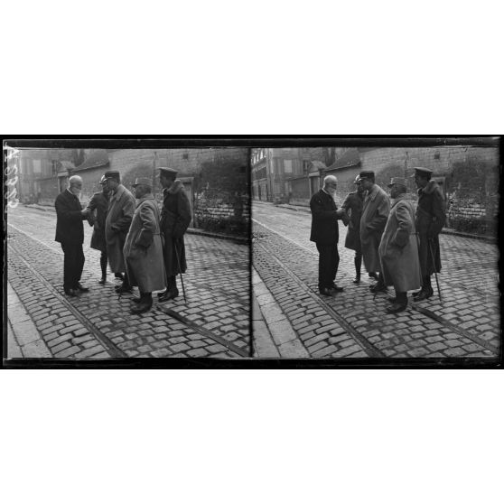 Reims, M. Paul Scott,  M. Liederkerke et de Rockerveld et le docteur Langlet. [légende d'origine]